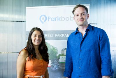 Am 10. August 2017 besuchte Staatssekretärin Muna Duzdar (l.) das Startup Unternehmen Parkbob. Im Bild mit Maximilian Mayer (r.).