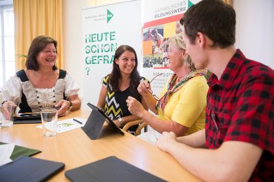 Am 18. August 2017 besuchte Staatssekretärin Muna Duzdar das Bundesland Steiermark. Im Bild bei dem Projekt "Technik in Kürze" des Katholischen Bildungswerkes in Graz.