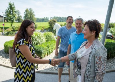 Am 18. August 2017 besuchte Staatssekretärin Muna Duzdar (l.) das Bundesland Steiermark. Im Bild bei "Hotel & Therme NOVA".