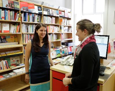 Am 21. August 2017 besuchte Staatssekretärin Muna Duzdar (im Bild) die Buchhandlung Morawa.