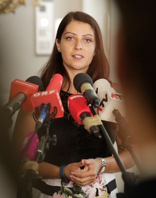 Am 22. August 2017 gab Staatssekretärin Muna Duzdar (im Bild) ein Pressestatement vor der Regierungssitzung.