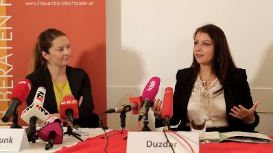 Am 12. September 2017 besuchte Staatssekretärin Muna Duzdar (r.) den Verein "Frauen beraten Frauen" um das Projekt #GegenHassimNetz zu präsentieren. Im Bild mit Anna Müller-Funk (l.) vom Ludwig Boltzmann Institut für Menschenrechte.
