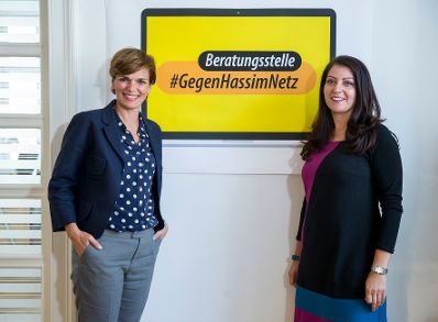Am 15. September 2017 eröffnete Staatssekretärin Muna Duzdar (r.) gemeinsam mit Frauenministerin Pamela Rendi-Wagner (l.) die Beratungsstelle #GegenHassimNetz in Wien Margareten.