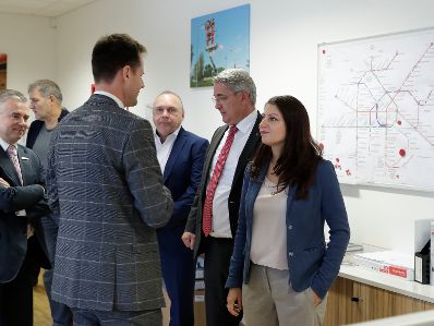 Am 22. September 2017 besuchte Staatssekretärin Muna Duzdar (im Bild) den Betrieb "VINCI Energies Austria".