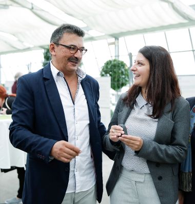 Am 23. September 2017 nahm Staatssekretärin Muna Duzdar (r.) am Fest der Roma teil. Im Bild mit dem Roma Vorsitzenden Christian Klippl (l.).