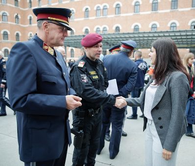 Am 23. September 2017 besuchte Staatssekretärin Muna Duzdar (r.) anlässlich des Tag der Polizei die Rossauer Kaserne.