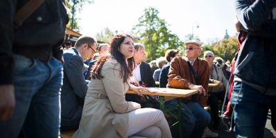 Am 30. September 2017 besuchte Staatssekretärin Muna Duzdar (l.) die Veranstaltung "Reformation bewegt 500 Jahre und 1 Fest" am Rathausplatz.