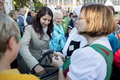 Am 30. September 2017 besuchte Staatssekretärin Muna Duzdar (m.l.) die Veranstaltung "Reformation bewegt 500 Jahre und 1 Fest" am Rathausplatz.