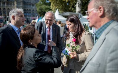 Am 30. September 2017 besuchte Staatssekretärin Muna Duzdar (m.r.) die Veranstaltung "Reformation bewegt 500 Jahre und 1 Fest" am Rathausplatz. Im Bild mit Bischof Michael Bünker (m.l.).