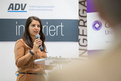 Am 5. Oktober 2017 hielt Staatssekretärin Muna Duzdar (im Bild) ein Impulsreferat beim Start-Up Event "ADV onstage – Reverse Pitching" der Arbeitsgemeinschaft Datenverarbeitung.