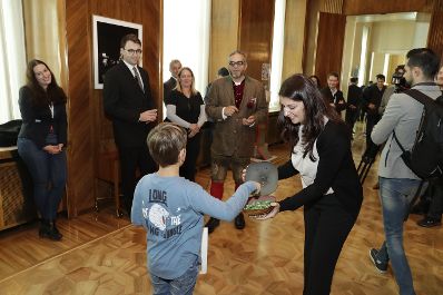 Am 26. Oktober 2017 empfing Staatssekretärin Muna Duzdar im Rahmen des Nationalfeiertages Besucherinnen und Besucher im Bundeskanzleramt.