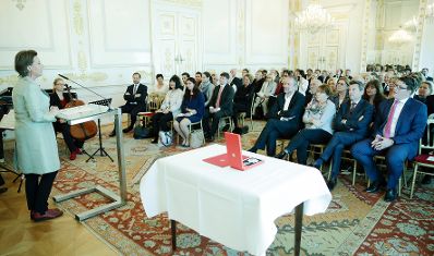 Am 30. Oktober 2017 überreichte Staatssekretärin Muna Duzdar das Große Silberne Ehrenzeichen mit dem Stern für Verdienste um die Republik Österreich an Sektionschefin Angelika Flatz.
