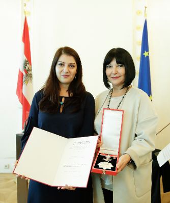 Am 30. Oktober 2017 überreichte Staatssekretärin Muna Duzdar (l.) das Große Silberne Ehrenzeichen mit dem Stern für Verdienste um die Republik Österreich an Sektionschefin Angelika Flatz (r.).