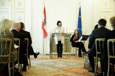 Am 30. Oktober 2017 überreichte Staatssekretärin Muna Duzdar das Große Silberne Ehrenzeichen mit dem Stern für Verdienste um die Republik Österreich an Sektionschefin Angelika Flatz (im Bild).