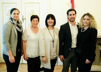 Am 30. Oktober 2017 überreichte Staatssekretärin Muna Duzdar das Große Silberne Ehrenzeichen mit dem Stern für Verdienste um die Republik Österreich an Sektionschefin Angelika Flatz (m.).