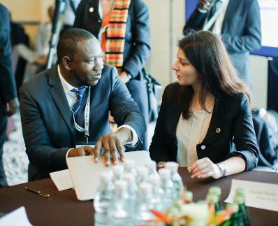 Am 29. November 2017 nahm Staatssekretärin Muna Duzdar (r.) am EU-Afrika Gipfel teil. Im Bild mit Youssouf Symbol Diakite (l.).