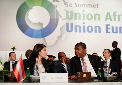 Am 29. November 2017 nahm Staatssekretärin Muna Duzdar (l.) am EU-Afrika Gipfel teil. Im Bild mit dem Präsidenten von Angola João Lourenço (r.).