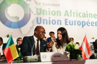 Am 30. November 2017 nahm Staatssekretärin Muna Duzdar (r.) am EU-Afrika Gipfel teil. Im Bild mit dem Außenminister von Benin Aurélien Agbénonci (l.).