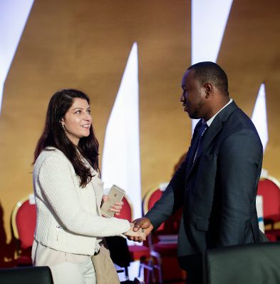 Am 30. November 2017 nahm Staatssekretärin Muna Duzdar (r.) am EU-Afrika Gipfel teil. Im Bild mit Youssouf Symbol Diakite (l.).