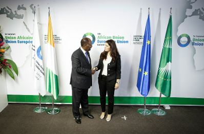 Am 29. November 2017 nahm Staatssekretärin Muna Duzdar (r.) am EU-Afrika Gipfel teil. Im Bild mit dem Präsidenten der Elfenbeinküste Alassane Ouattara (l.).