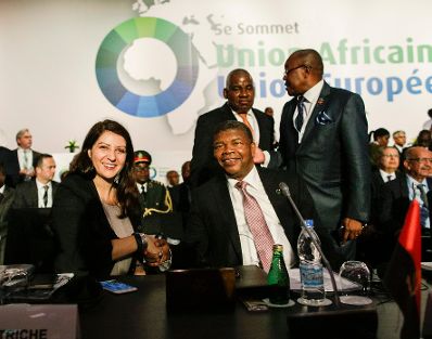 Am 29. November 2017 nahm Staatssekretärin Muna Duzdar (l.) am EU-Afrika Gipfel teil. Im Bild mit dem Präsidenten von Angola João Lourenço (r.).