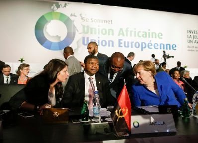 Am 29. November 2017 nahm Staatssekretärin Muna Duzdar (l.) am EU-Afrika Gipfel teil. Im Bild mit der deutschen Bundeskanzlerin Angela Merkel (r.) und dem Präsidenten von Angola João Lourenço (m.).