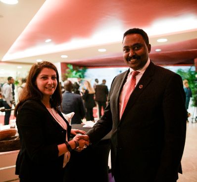 Am 29. November 2017 nahm Staatssekretärin Muna Duzdar (l.) am EU-Afrika Gipfel teil. Im Bild mit dem Außenminister von Äthiopien Gebeyehu Workneh (r.).