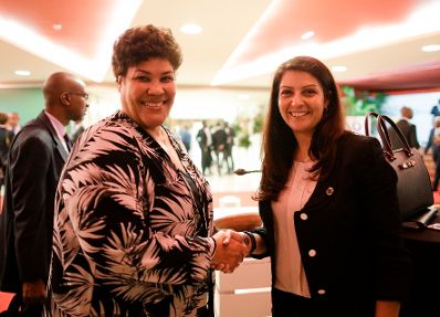 Am 29. November 2017 nahm Staatssekretärin Muna Duzdar (r.) am EU-Afrika Gipfel teil. Im Bild mit der Jugendministerin aus Mosambik Nyeleti Mondlane (l.).