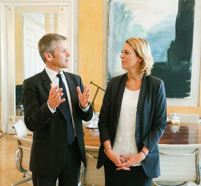 Am 4. September 2014 übernahm Staatssekretärin Sonja Steßl (r.) einen Teil der Agenden von Bundesminister Josef Ostermayer (l.).