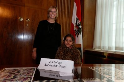 Am 26. Oktober 2014 empfing Staatssekretärin Sonja Steßl im Rahmen des Nationalfeiertages Besucherinnen und Besucher im Bundeskanzleramt.