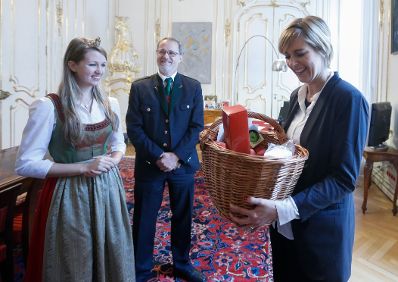 Am 13. November 2014 überreichte anlässlich des „Tag des Apfels“ eine Delegation des Bundes-Obstbauernverbandes einen Apfelkorb an Staatssekretärin Sonja Steßl (r.).