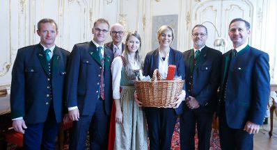 Am 13. November 2014 überreichte anlässlich des „Tag des Apfels“ eine Delegation des Bundes-Obstbauernverbandes einen Apfelkorb an Staatssekretärin Sonja Steßl (m.).