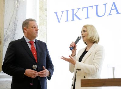 Am 18. April 2016 verlieh Staatssekretärin Sonja Steßl (r.) gemeinsam mit Landwirtschaftsminister Andrä Rupprechter (l.) den Viktualia Award 2016 für Best of Austria - Projekte gegen Lebensmittelverschwendung.