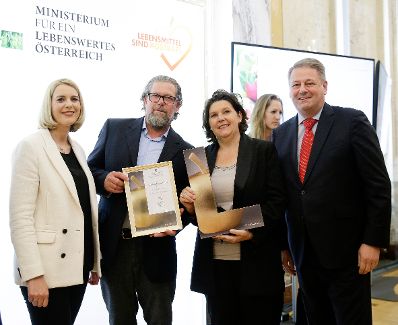 Am 18. April 2016 verlieh Staatssekretärin Sonja Steßl (l.) gemeinsam mit Landwirtschaftsminister Andrä Rupprechter (r.) den Viktualia Award 2016 für Best of Austria - Projekte gegen Lebensmittelverschwendung.