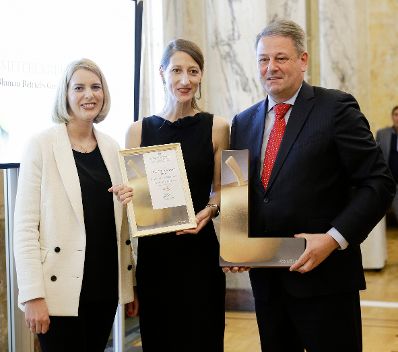 Am 18. April 2016 verlieh Staatssekretärin Sonja Steßl (l.) gemeinsam mit Landwirtschaftsminister Andrä Rupprechter (r.) den Viktualia Award 2016 für Best of Austria - Projekte gegen Lebensmittelverschwendung.