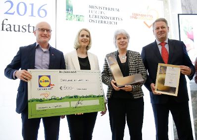 Am 18. April 2016 verlieh Staatssekretärin Sonja Steßl (m.l.) gemeinsam mit Landwirtschaftsminister Andrä Rupprechter (r.) den Viktualia Award 2016 für Best of Austria - Projekte gegen Lebensmittelverschwendung.