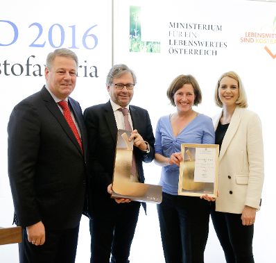 Am 18. April 2016 verlieh Staatssekretärin Sonja Steßl (r.) gemeinsam mit Landwirtschaftsminister Andrä Rupprechter (l.) den Viktualia Award 2016 für Best of Austria - Projekte gegen Lebensmittelverschwendung.