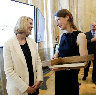 Am 18. April 2016 verlieh Staatssekretärin Sonja Steßl (l.) gemeinsam mit Landwirtschaftsminister Andrä Rupprechter den Viktualia Award 2016 für Best of Austria - Projekte gegen Lebensmittelverschwendung.