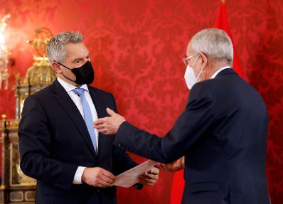 Am 6. Dezember 2021 wurden Bundeskanzler Karl Nehammer (l.) angelobt. Im Bild mit Bundespräsident Alexander van der Bellen (r.).