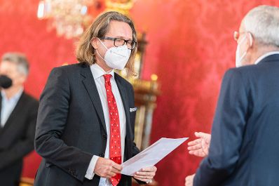 Am 6. Dezember 2021 wurde Bundesminister Martin Polaschek (l.) angelobt. Im Bild mit Bundespräsident Alexander van der Bellen (r.).
