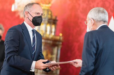 Am 6. Dezember 2021 wurde Bundesminister Gerhard Karner (l.) angelobt. Im Bild mit Bundespräsident Alexander van der Bellen (r.).