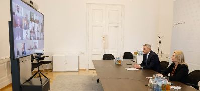 Am 14. Dezember 2021 fand eine Videokonferenz von Bundeskanzler Karl Nehammer (l.) und Bundesministerin Susanne Raab (r.) mit Glaubensvertretern statt.