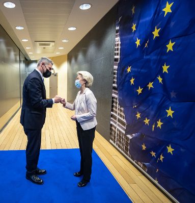 Am 15. Dezember 2021 reiste Bundeskanzler Karl Nehammer (l.) zu einem Arbeitsbesuch nach Brüssel. Im Bild bei einem Treffen mit Kommissionspräsidentin Ursula von der Leyen (r.) im Rahmen des EU Gipfels.