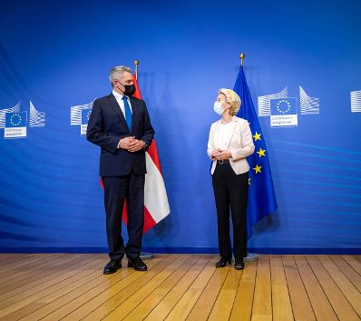 Am 15. Dezember 2021 reiste Bundeskanzler Karl Nehammer (l.) zu einem Arbeitsbesuch nach Brüssel. Im Bild bei einem Treffen mit Kommissionspräsidentin Ursula von der Leyen (r.) im Rahmen des EU Gipfels.