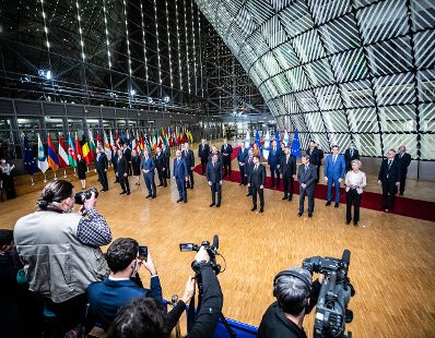 Am 15. Dezember 2021 reiste Bundeskanzler Karl Nehammer (m.) zu einem Arbeitsbesuch nach Brüssel. Im Bild beim Gruppenfoto vom Gipfel der östlichen Partnerschaft im Rahmen des EU Gipfels.