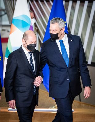 Am 15. Dezember 2021 reiste Bundeskanzler Karl Nehammer (r.) zu einem Arbeitsbesuch nach Brüssel. Im Bild mit dem deutschen Bundeskanzler Olaf Scholz (l.) beim Gipfel der östlichen Partnerschaft im Rahmen des EU Gipfels.