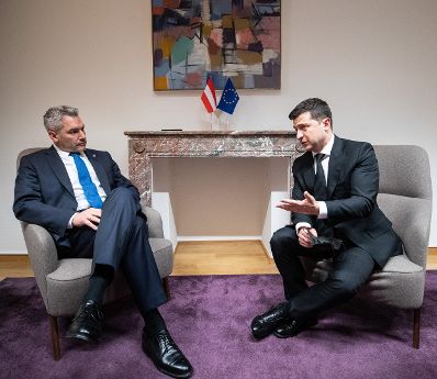 Am 15. Dezember 2021 reiste Bundeskanzler Karl Nehammer (l.) zu einem Arbeitsbesuch nach Brüssel. Im Bild dem ukrainischen Präsidenten Wolodymyr Selenskyj (r.) beim Gipfel der östlichen Partnerschaft im Rahmen des EU Gipfels.