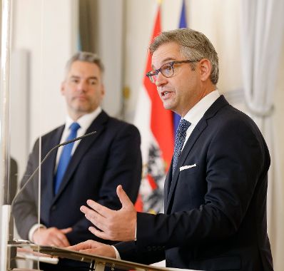 Im Bild Bundeskanzler Karl Nehammer (l.) und Bundesminister Magnus Brunner (r.) beim Pressefoyer nach dem Ministerrat am 15. Dezember 2021.