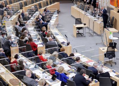 Am 21. Dezember 2021 nahm Bundeskanzler Karl Nehammer (r.) an der Plenarsitzungen des Bundesrates teil.