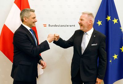 Am 23. Dezember 2021 empfing Bundeskanzler Karl Nehammer (l.) den Bürgermeister Klaus Schneeberger (r.) zu einem Gespräch.